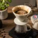 Air panas dituangkan ke bubuk kopi menggunakan ketel leher angsa saat proses menyeduh kopi manual.