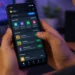 Orang menggunakan aplikasi penghasil saldo DANA di smartphone.