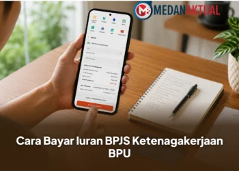 Peserta BPJS Ketenagakerjaan BPU membayar iuran menggunakan smartphone.