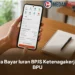 Peserta BPJS Ketenagakerjaan BPU membayar iuran menggunakan smartphone.