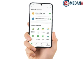Ilustrasi tampilan aplikasi JMO BPJS Ketenagakerjaan di smartphone untuk proses daftar dan aktivasi akun peserta baru.
