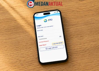 Pengguna membuka aplikasi JMO di smartphone saat mengalami gagal login akun.