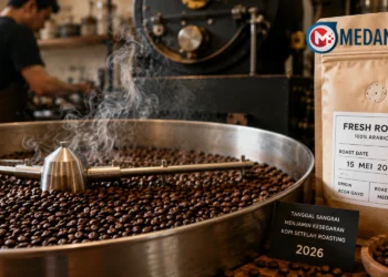 Fresh roast kopi dengan biji kopi yang baru selesai disangrai dan label Roast Date.