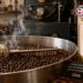 Fresh roast kopi dengan biji kopi yang baru selesai disangrai dan label Roast Date.