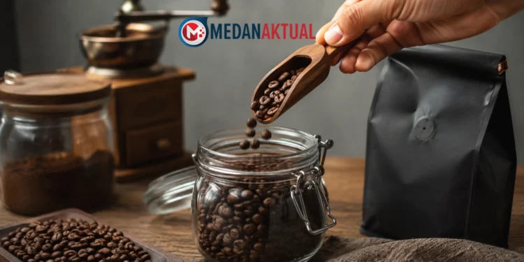 Biji kopi disimpan dalam wadah kedap udara untuk membantu menjaga aroma kopi tetap segar setelah kemasan dibuka.