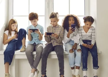 Memantau Gen Alpha Bermain Gadget: Peran Orang Tua dan Fitur Teen Account Instagram