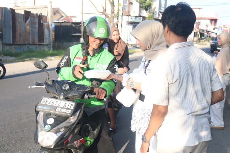 Ramadan Penuh Makna LPM Teropong UMSU Berbagi Takjil dan Kebersamaan
