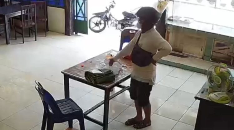 Modus Pembeli, Pria Bermasker Gasak HP di Kedai Nasi Medan