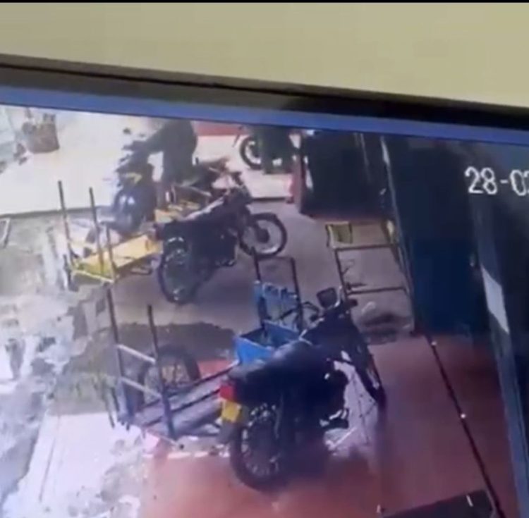 Diguyur Hujan, Satu Unit Sepeda Motor Raib Digondol Maling Saat Pemilik Pantau CCTV