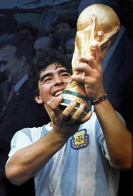 Diego Maradona: Sang “Anak Emas” yang Mengukir Sejarah Sepak Bola Dunia