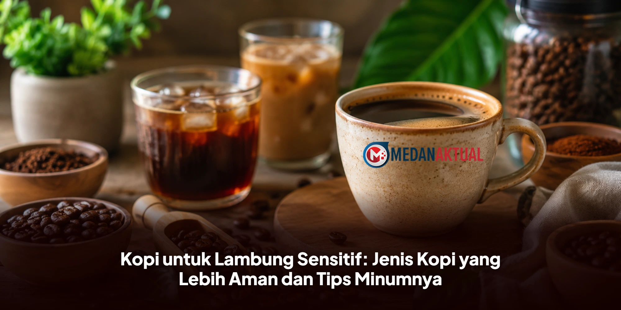 secangkir kopi untuk lambung sensitif dengan biji kopi dan suasana hangat
