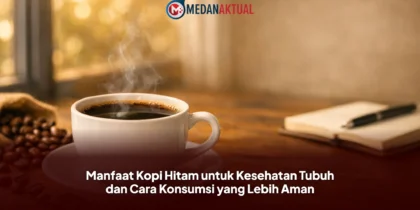 Kopi hitam panas di meja kayu dengan cahaya pagi untuk ilustrasi manfaat kopi kesehatan
