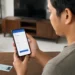 Cara cek bansos Kemensos secara online menggunakan NIK KTP lewat HP.