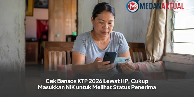 Warga mengecek status bantuan sosial menggunakan NIK pada KTP melalui smartphone.