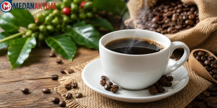 Secangkir kopi hitam dengan biji kopi panggang yang menggambarkan manfaat kopi untuk kesehatan.