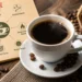 Secangkir kopi hitam tanpa gula dengan biji kopi, menggambarkan manfaat kopi untuk kesehatan seperti meningkatkan fokus, energi, dan kandungan antioksidan.